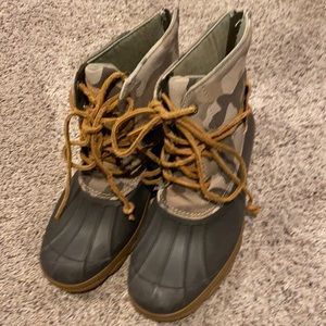 Women’s camo sperry